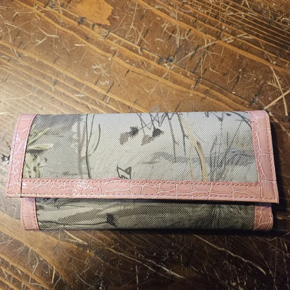 Womens camo and pink purse and wallet - Picture 4 of 9